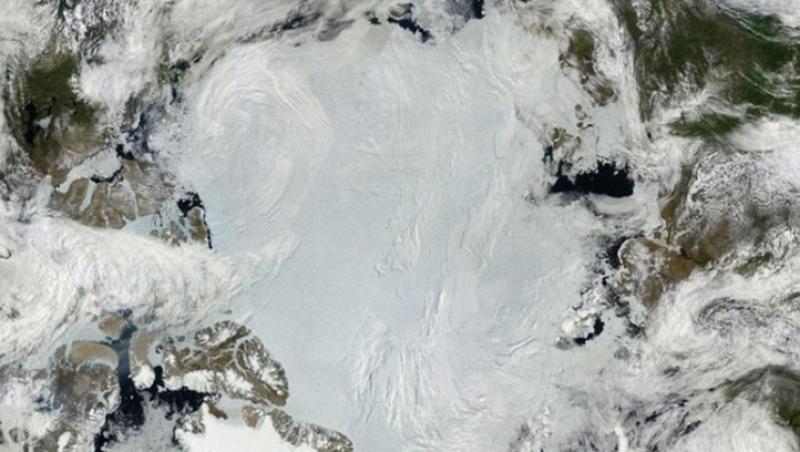 Vezi imaginea uluitoare a Polului Nord invaluit in lumina!