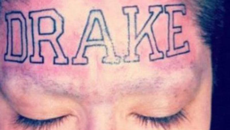 O fana a cantaretului Drake si-a tatuat numele artistului pe frunte