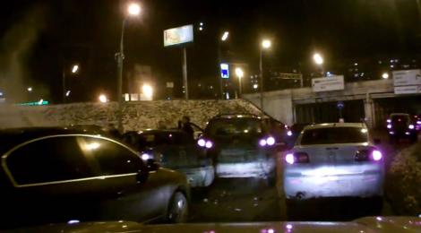 VIDEO! "Bowling extrem" cu masini, in stil rusesc