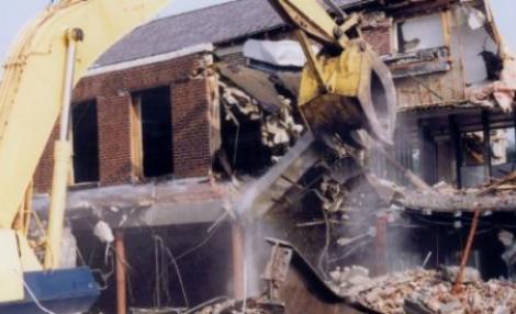 UPDATE! Constanta: Hotelul lui Bosanceanu, demolat cu excavatorul