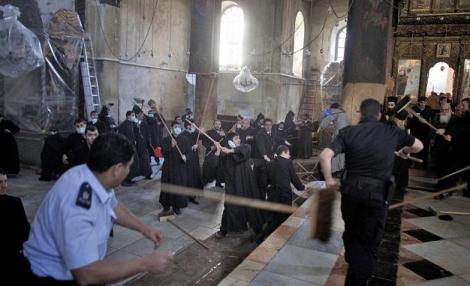 VIDEO! Bataie intre preotii armeni si grecii ortodocsi in Biserica Nasterii Domnului din Bethleem