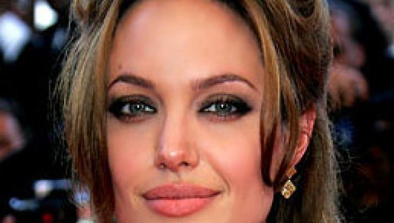 Cum sa te machiezi ca Angelina Jolie