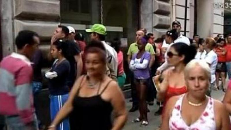 VIDEO! Cuba: Cozi interminabile la telefoane mobile in capitala Havana