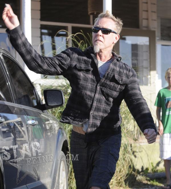 FOTO! Rocker dur! James Hetfield a aruncat cu pietre in paparazzi