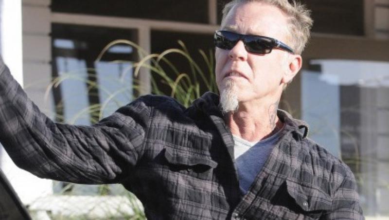 FOTO! Rocker dur! James Hetfield a aruncat cu pietre in paparazzi