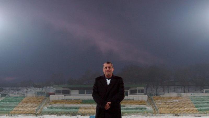Arad: Primarul din Groseni a facut stadion cu nocturna, desi localitatea nu are canalizare