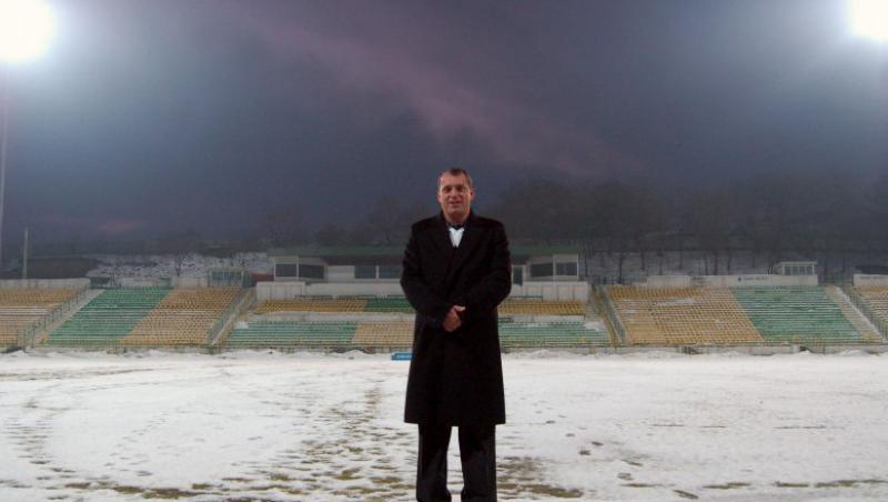 Arad: Primarul din Groseni a facut stadion cu nocturna, desi localitatea nu are canalizare