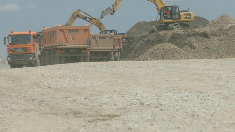 Constructorii Autostrazii Nadlac-Arad schimba pamantul pentru ca nu e tasabil, la doua luni de la inaugurarea proiectului