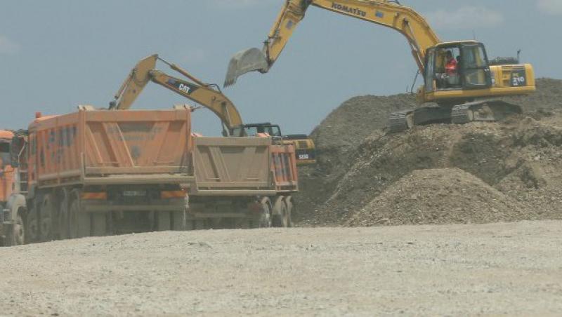 Constructorii Autostrazii Nadlac-Arad schimba pamantul pentru ca nu e tasabil, la doua luni de la inaugurarea proiectului