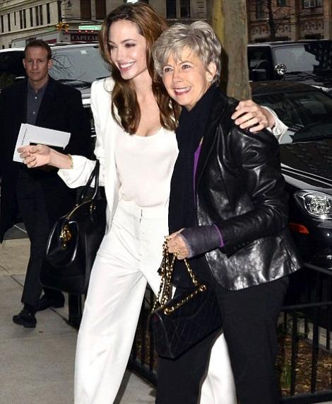 FOTO! Angelina Jolie, in tandreturi cu mama lui Brad Pitt