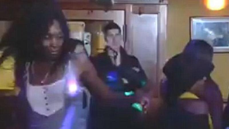 VIDEO! Serena si Venus Williams si-au facut de cap intr-un club de karaoke!