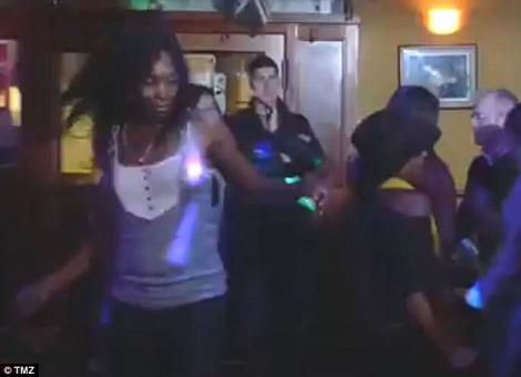 VIDEO! Serena si Venus Williams si-au facut de cap intr-un club de karaoke!