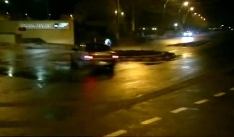 VIDEO! Un sofer cu tupeu: drifturi in mijlocul intersectiei