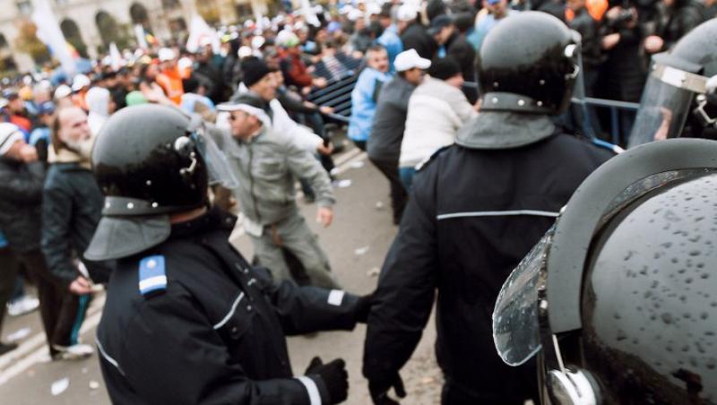 VIDEO! Proteste violente ale revolutionarilor in Piata Universitatii: 