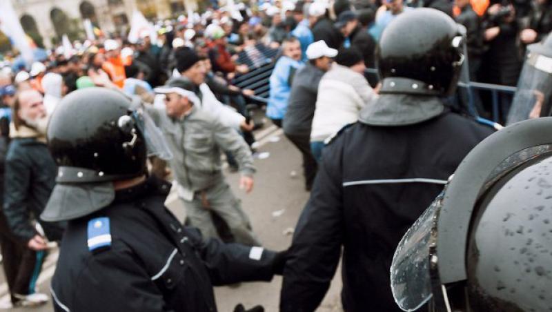 VIDEO! Proteste violente ale revolutionarilor in Piata Universitatii: 