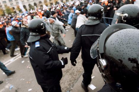 VIDEO! Proteste violente ale revolutionarilor in Piata Universitatii: "Cerem demisia Guvernului Boc"