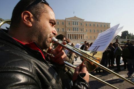 Grecia tine cu dintii de zona euro: Noi masuri de austeritate, in ciuda protestelor de strada