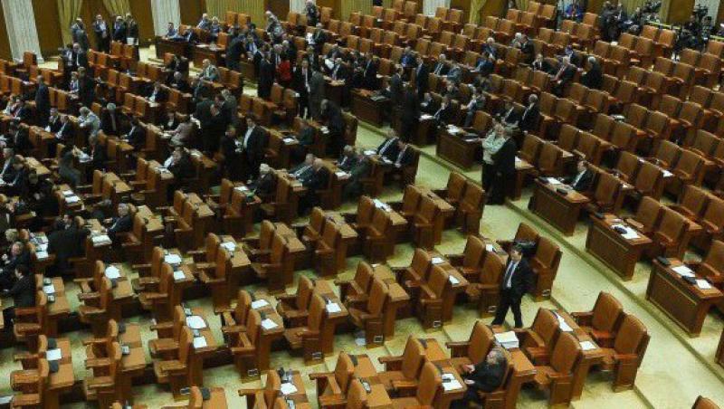 VIDEO! Parlamentarii incep ziua cu rugaciune si o continua mancand carne in postul Craciunului