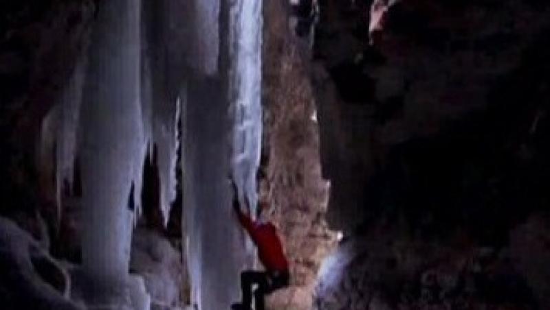 VIDEO! Doi alpinisti au escaladat cel mai periculos loc din lume - cascada Helmcken