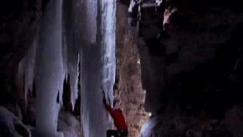 VIDEO! Doi alpinisti au escaladat cel mai periculos loc din lume - cascada Helmcken