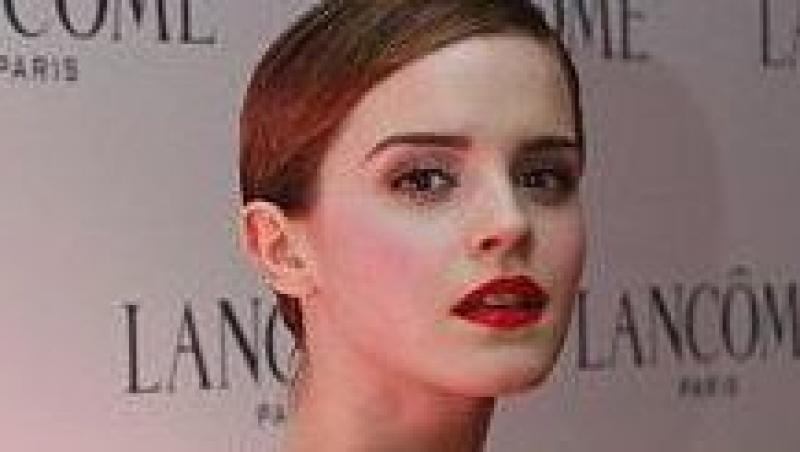 Emma Watson, cu un decolteu apetisant intr-o rochie neagra