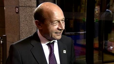 Basescu, surprins in timp ce fredona "Pam-pam-pam-pam" pe holurile de la Bruxelles