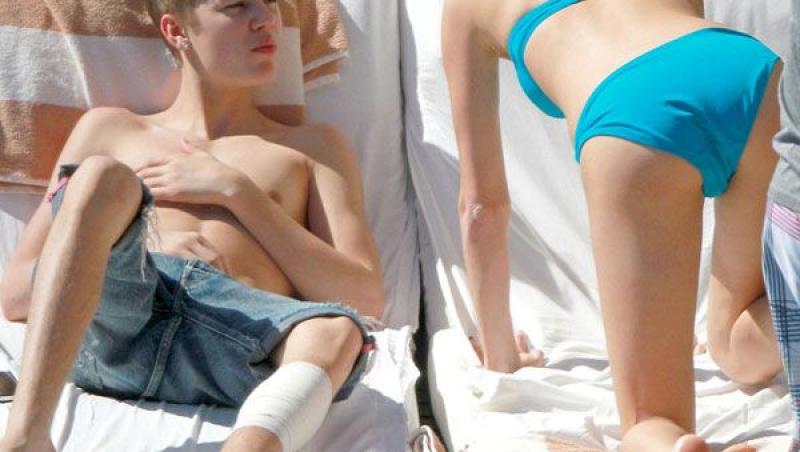 FOTO! Justin Bieber si Selena Gomez, preludiu pe plaja!