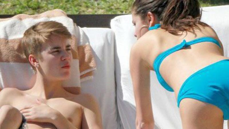 FOTO! Justin Bieber si Selena Gomez, preludiu pe plaja!