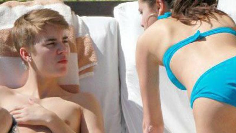 FOTO! Justin Bieber si Selena Gomez, preludiu pe plaja!