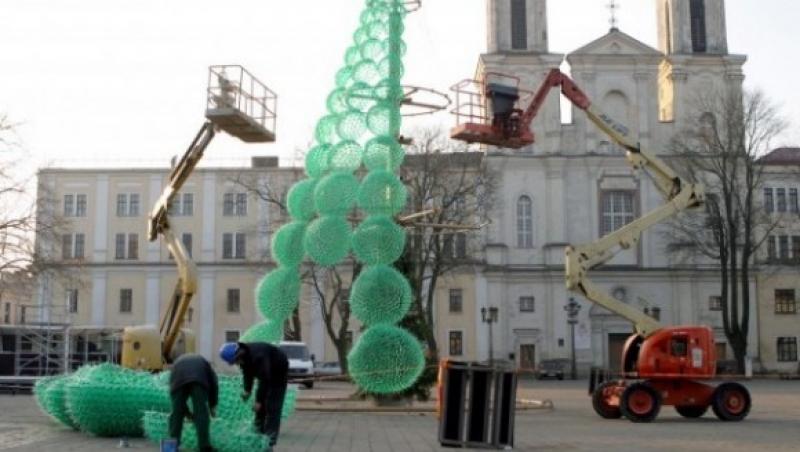 FOTO! Lituania: Brad de Craciun realizat din 40.000 de sticle de plastic reciclate