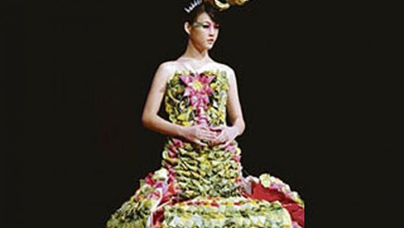 FOTO! Vezi rochia confectionata din 4000 de pliculete de ceai!