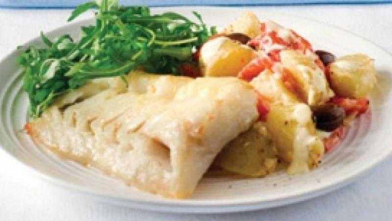 Reteta zilei: Peste la gratar cu salata de cartofi, ardei si masline