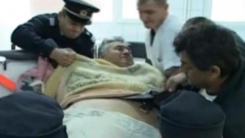 VIDEO! Alba: Barbat de 300 de kilograme transportat cu greu la spital