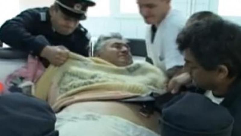 VIDEO! Alba: Barbat de 300 de kilograme transportat cu greu la spital