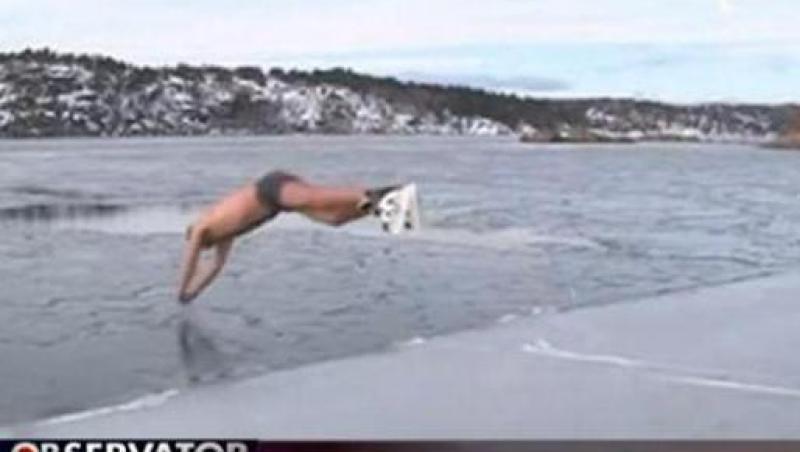 VIDEO! Sport extrem de extrem: Patinaj-inot in lacul inghetat