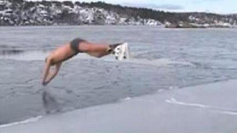 VIDEO! Sport extrem de extrem: Patinaj-inot in lacul inghetat