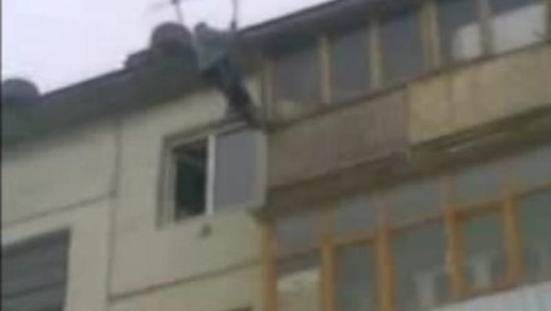 VIDEO! Un rus sare de la etajul patru, supravietuieste si incearca din nou!