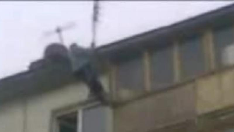 VIDEO! Un rus sare de la etajul patru, supravietuieste si incearca din nou!