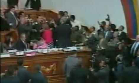 VIDEO! Pumni si palme in Parlamentul Venezuelei