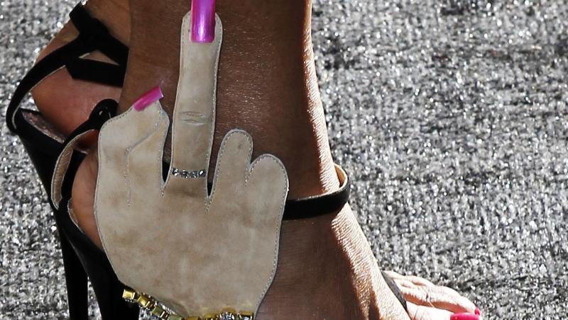 FOTO! Ashanti a aratat degetul la Saptamana Modei