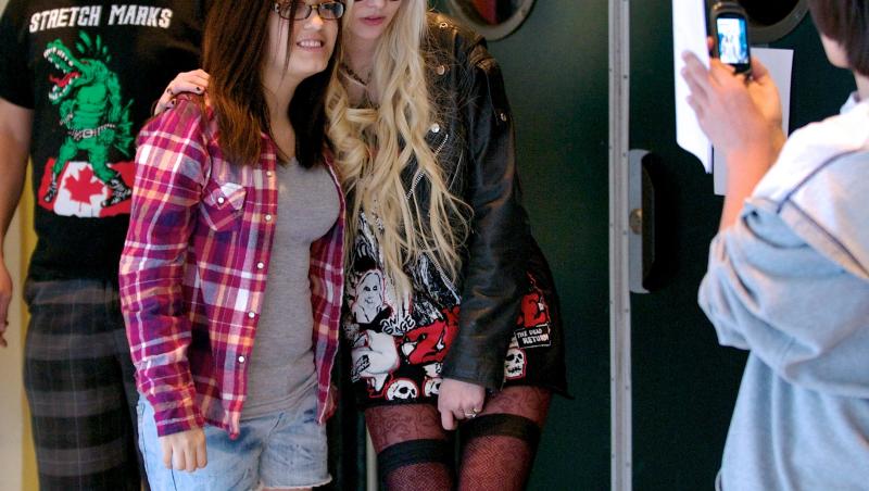 FOTO! Taylor Momsen s-a scarpinat intre picioare printre fani