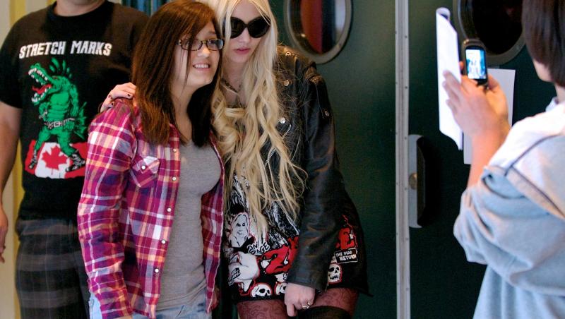 FOTO! Taylor Momsen s-a scarpinat intre picioare printre fani