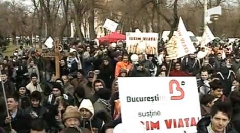 Mii de persoane au protestat la Guvern fata de comercializarea etnobotanicelor