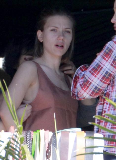 FOTO! Scarlett Johansson, nemachiata si epuizata