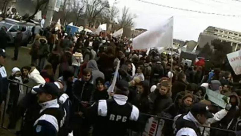Radio Zu da panica la etnobotanica! Vezi imagini cu protestul din Piata Victoriei!