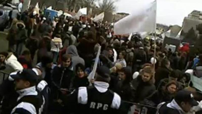 Radio Zu da panica la etnobotanica! Vezi imagini cu protestul din Piata Victoriei!