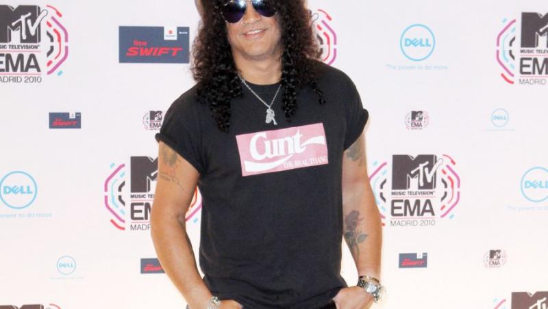 Slash scoate la licitatie o colectie de haine, chitare din perioada Guns N' Roses si un Corvette Stingray