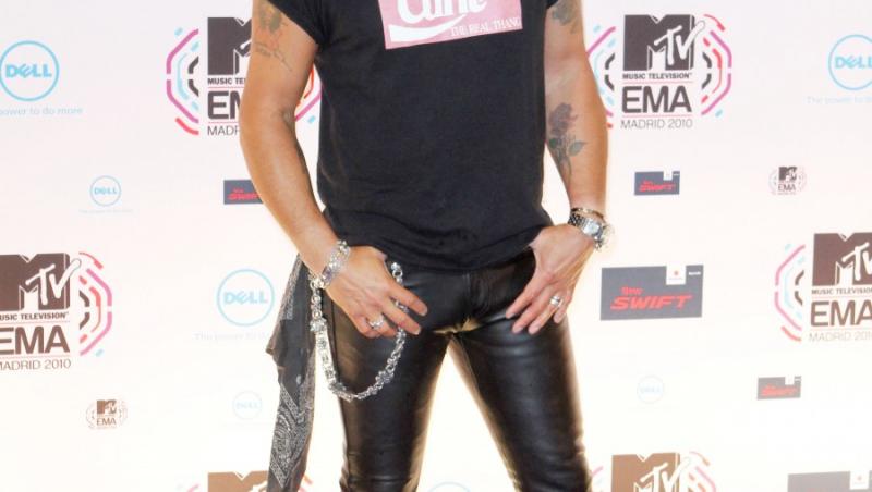 Slash scoate la licitatie o colectie de haine, chitare din perioada Guns N' Roses si un Corvette Stingray
