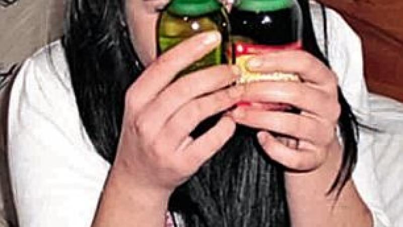 O fata de 15 ani, cosumatoare a peste 20 de litri de alcool pe saptamana