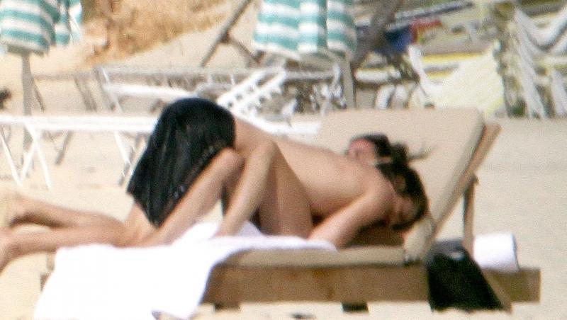 FOTO! Demi Moore si Ashton Kutcher s-au iubit pe plaja